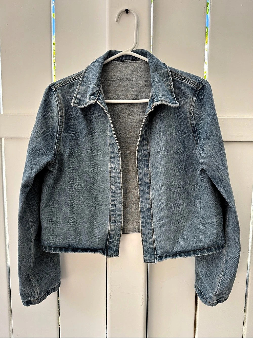 Cropped Denim Jacket in Blue Size Small Like New